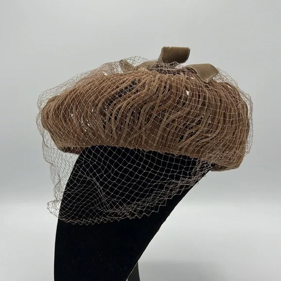 TAN VELVET HAT WITH LACE FACE COVER VINTAGE - Picture 2 of 6